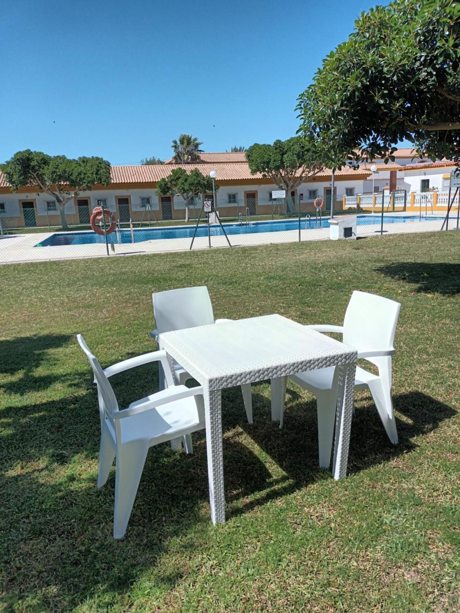 Hostal Los Mellizos Conil De La Frontera Exterior foto Outdoor furniture